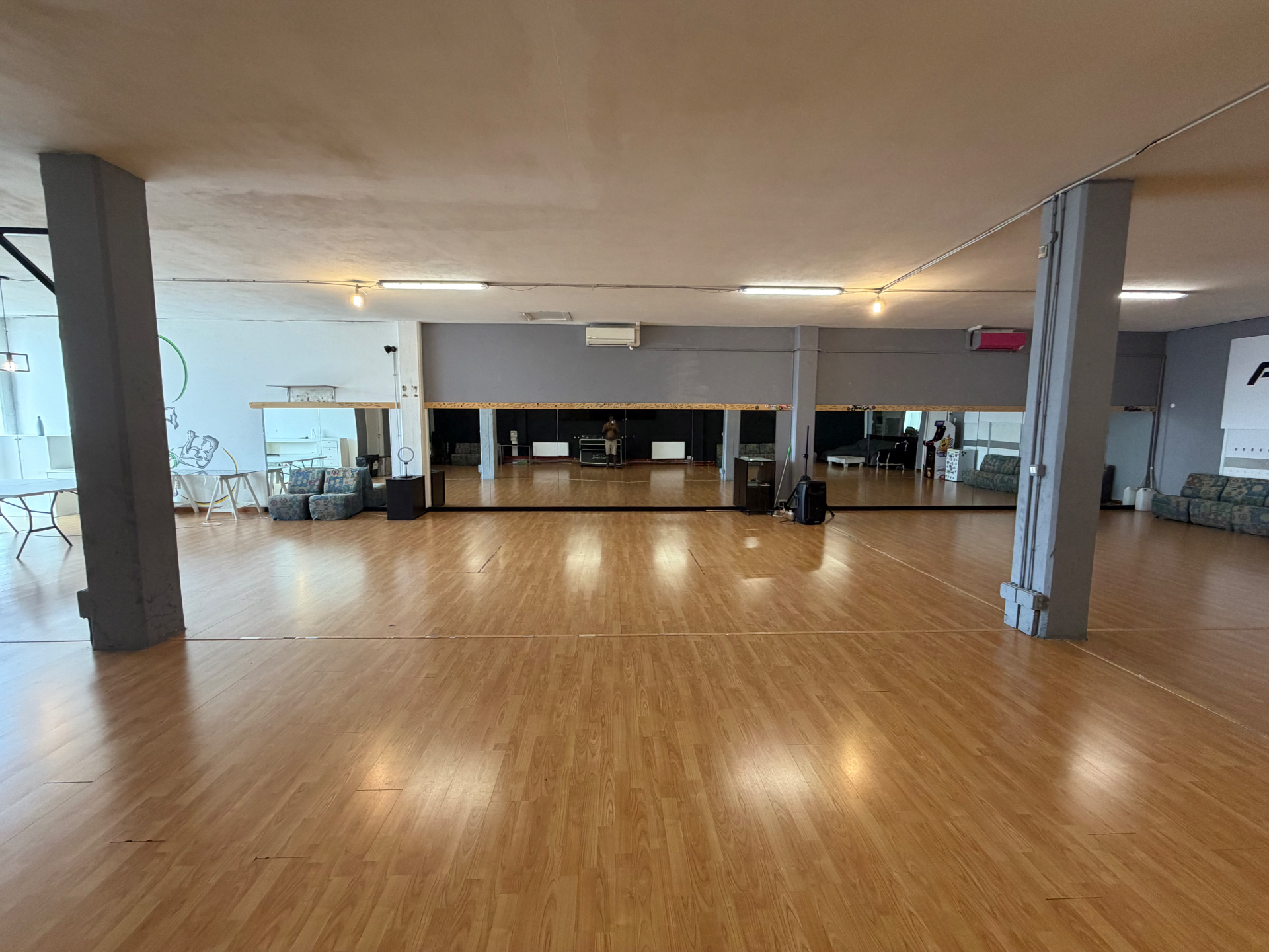 Sala Black, spazio centrale e parete a specchi