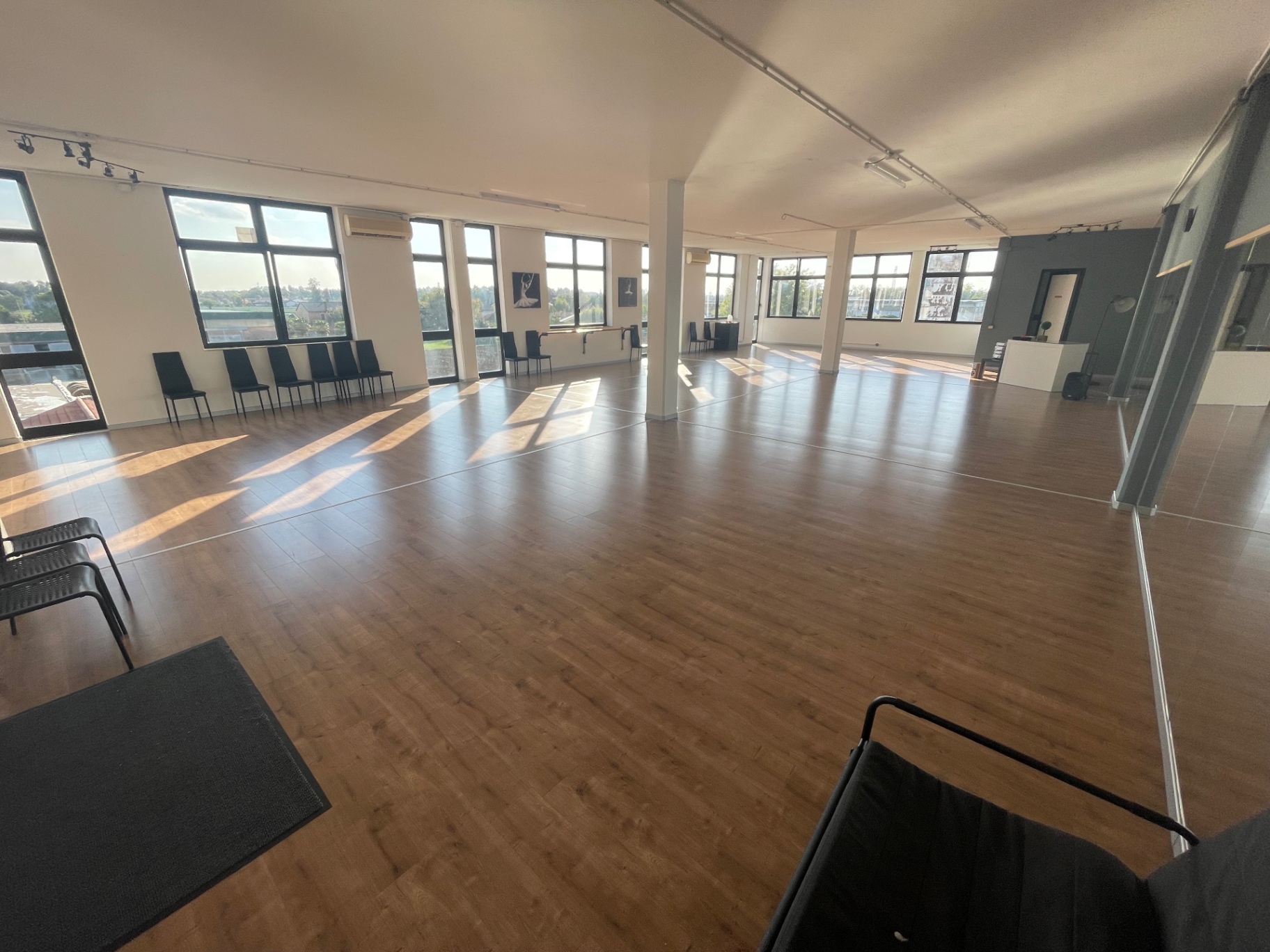 Sala White, spazio luminoso con luce sul pavimento