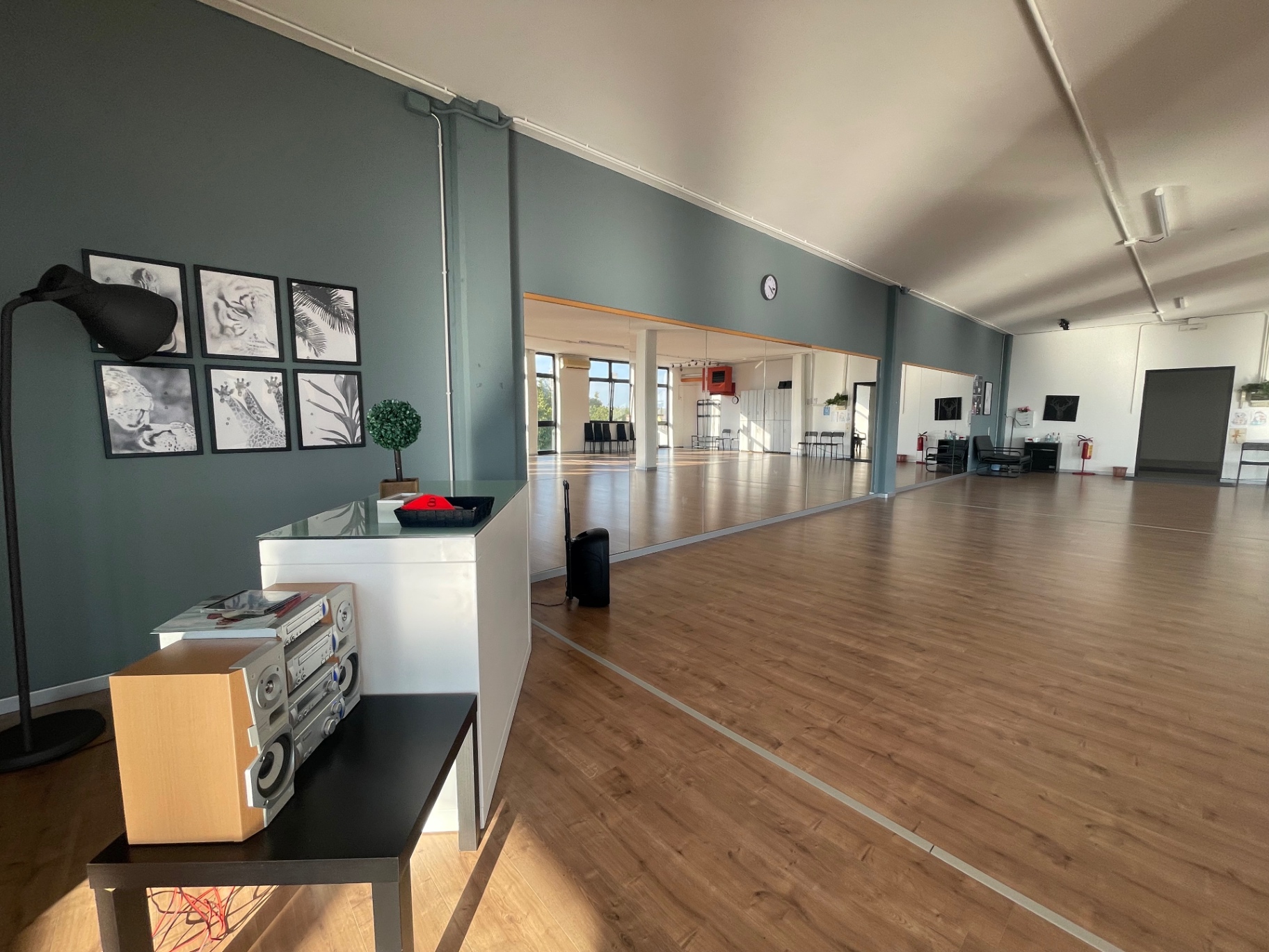 Sala White, dal lato ingresso con impianto audio e tavolo