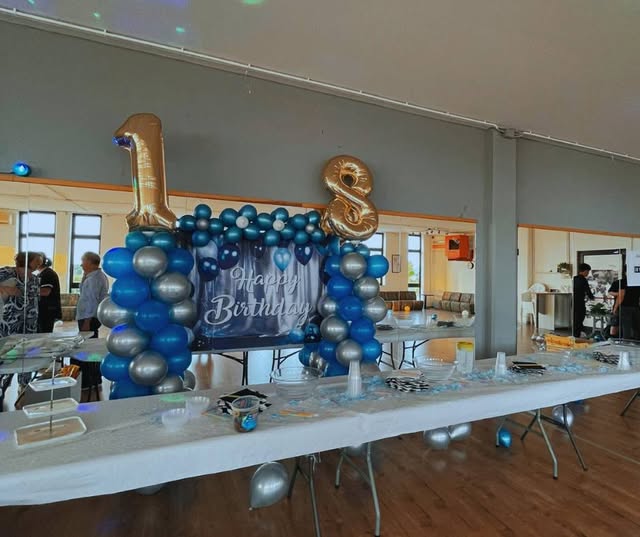 Tavolata con palloncini per un compleanno di bambini