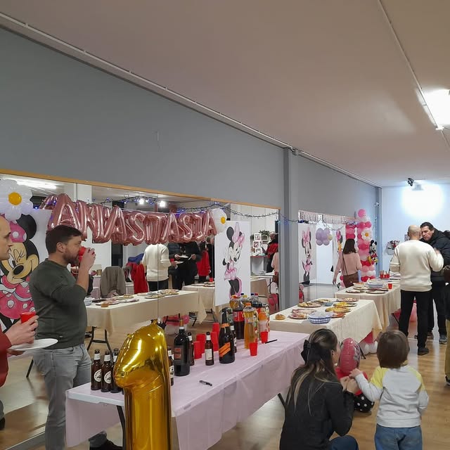 Aperitivo e buffet durante una festa privata