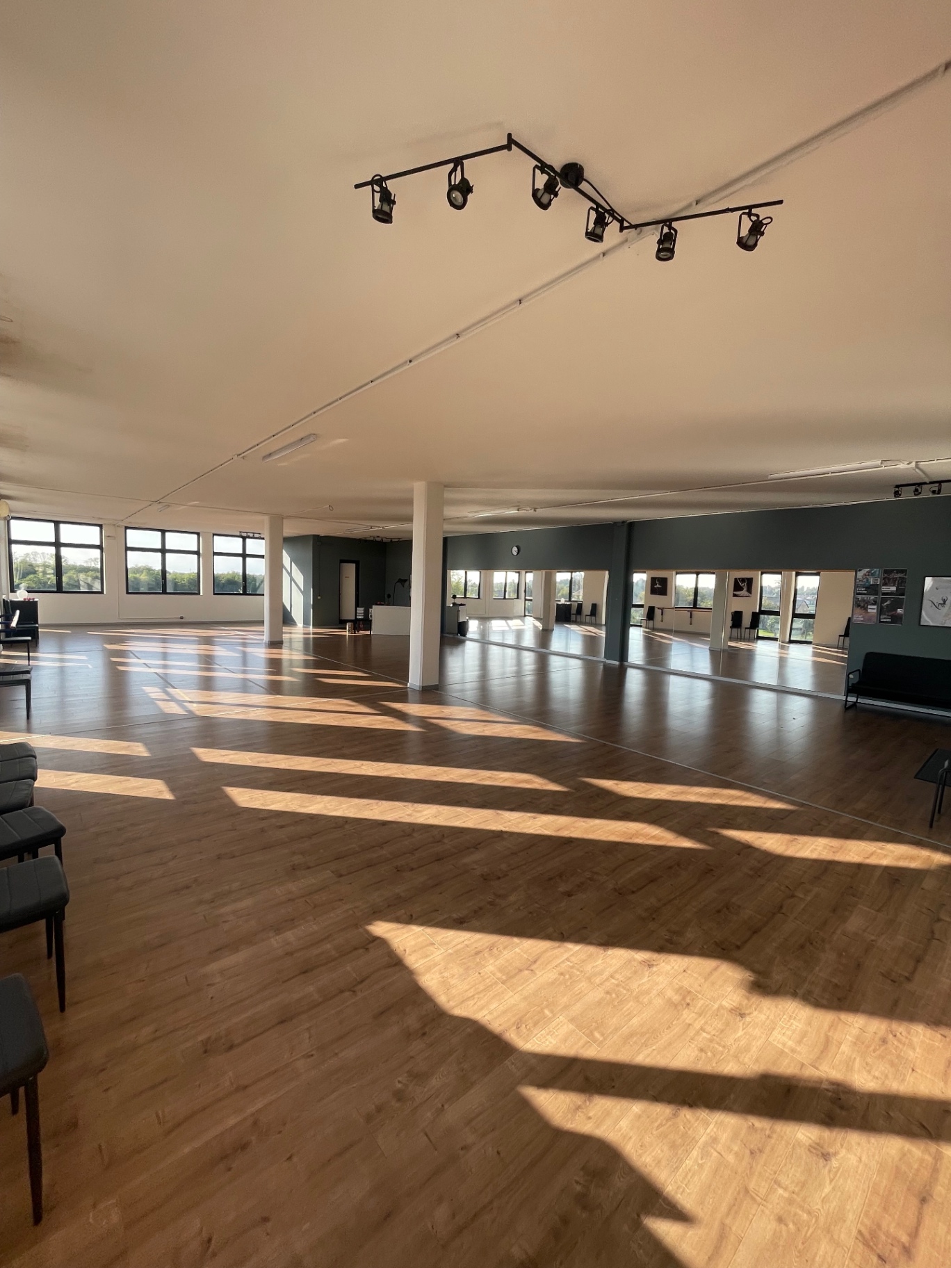 Sala White, vista d'angolo con parete a specchi e sedie