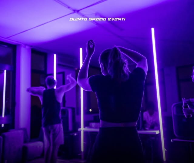 Festa con luci viola e neon nella sala