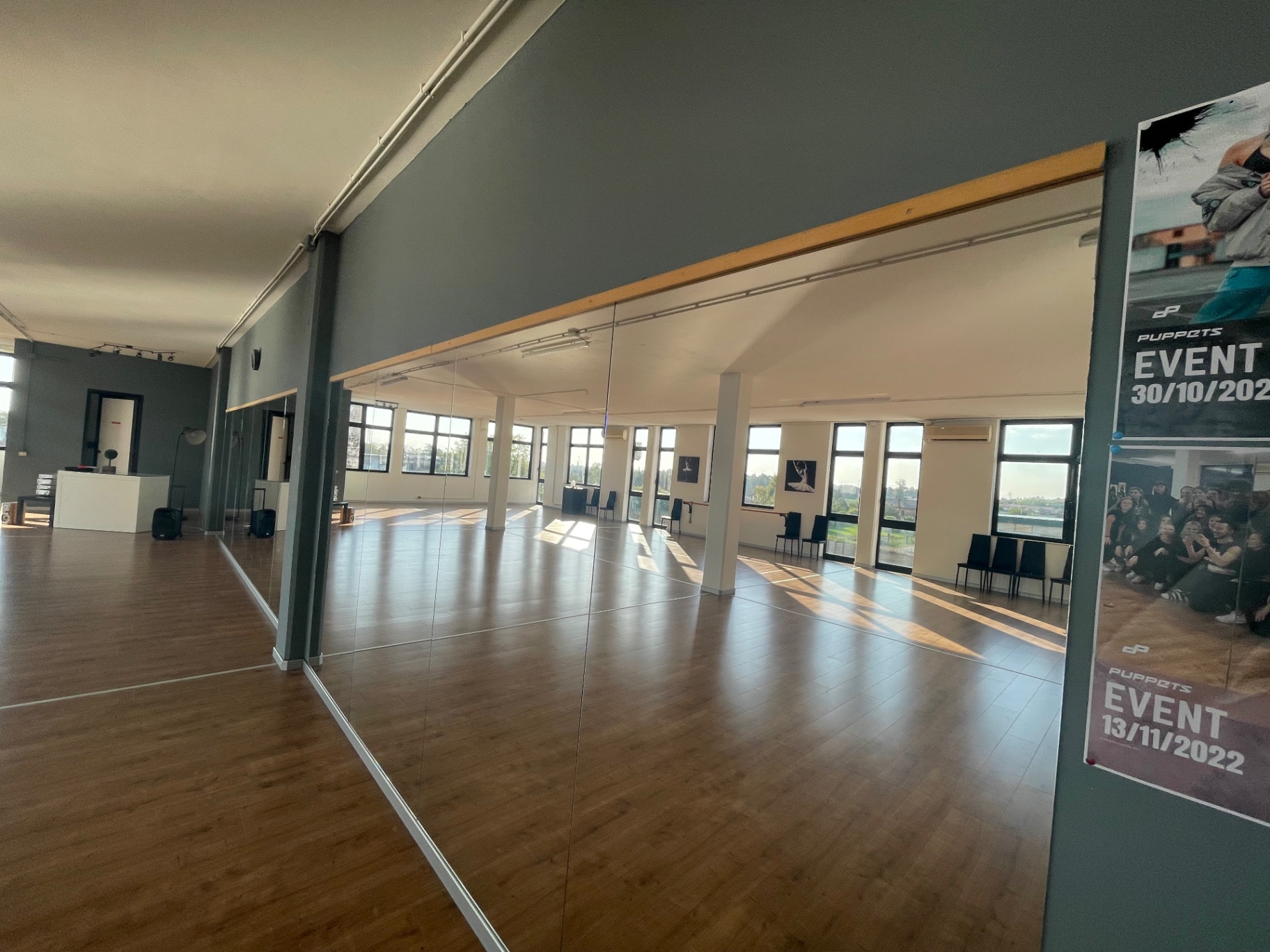Sala White, parete a specchi con locandine di eventi passati