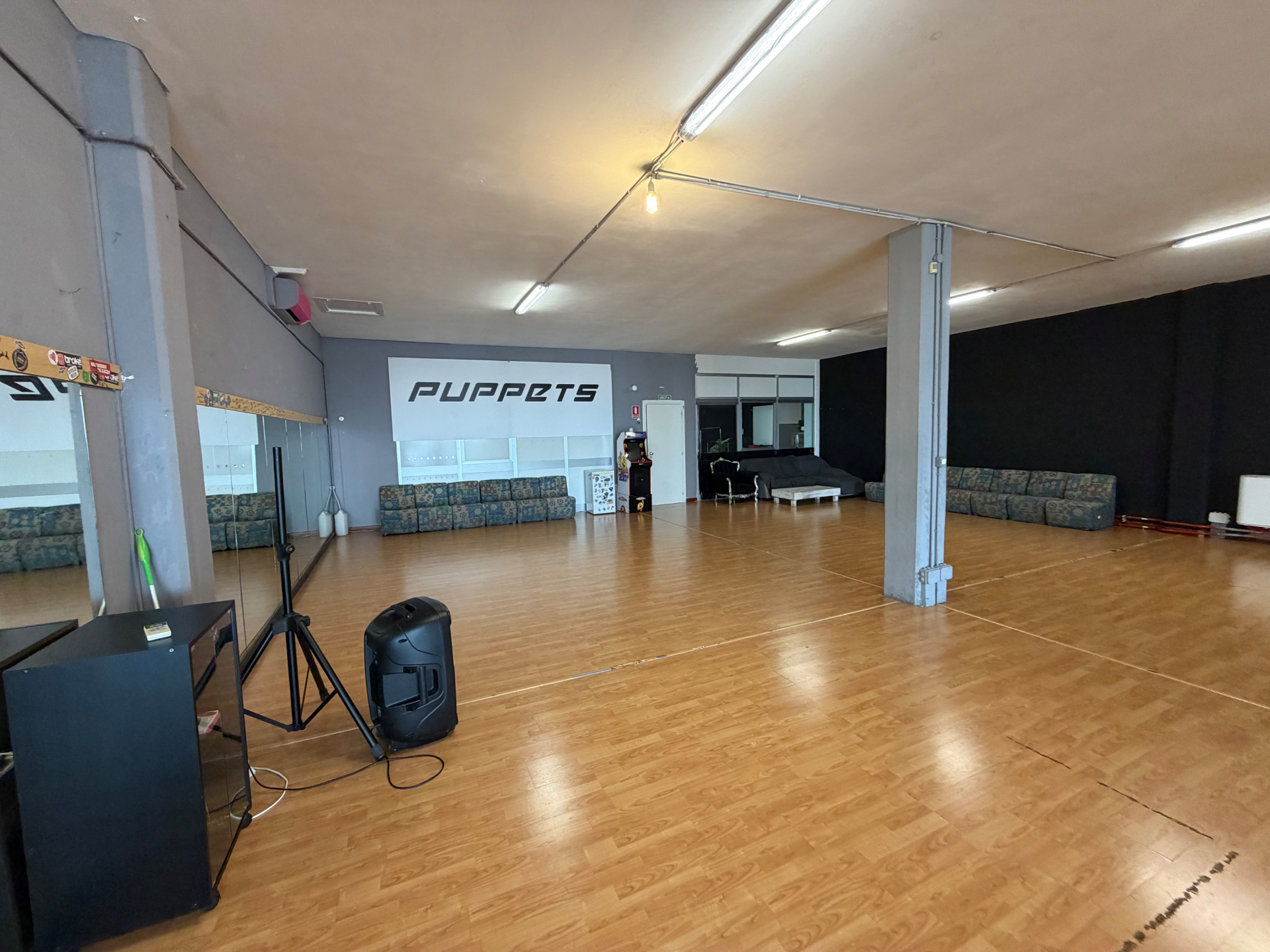 Sala Black, vista ampia con parquet e pareti nere