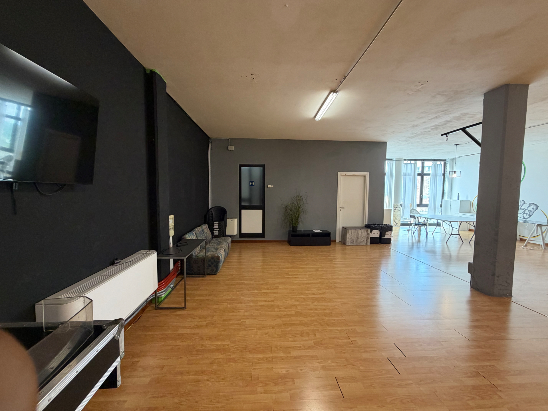 Sala Black, area con schermo e sedute