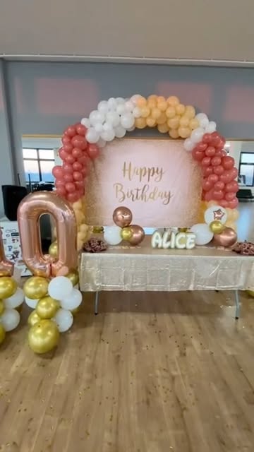 Allestimento con arco di palloncini per un compleanno