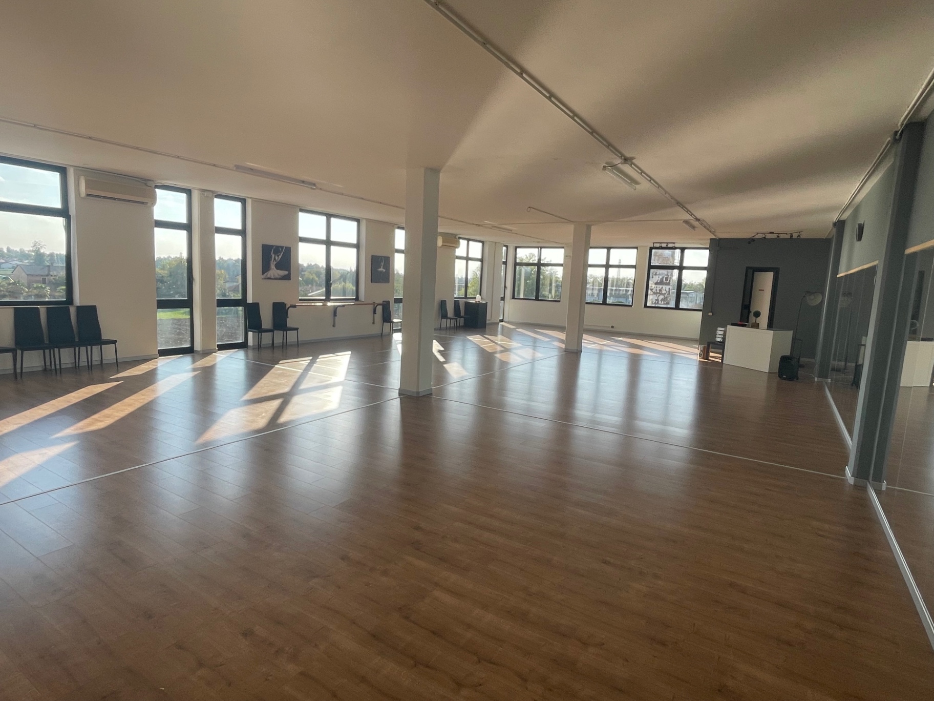 Sala White, parete a specchi e finestre con luce naturale