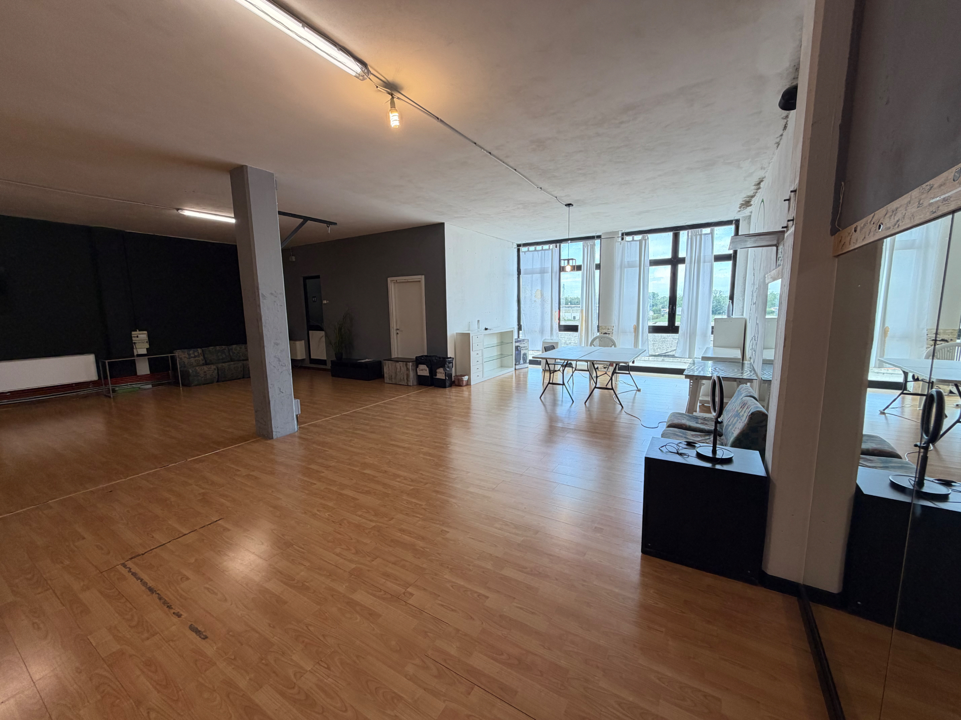 Sala Black, zona luminosa con finestre e tavoli
